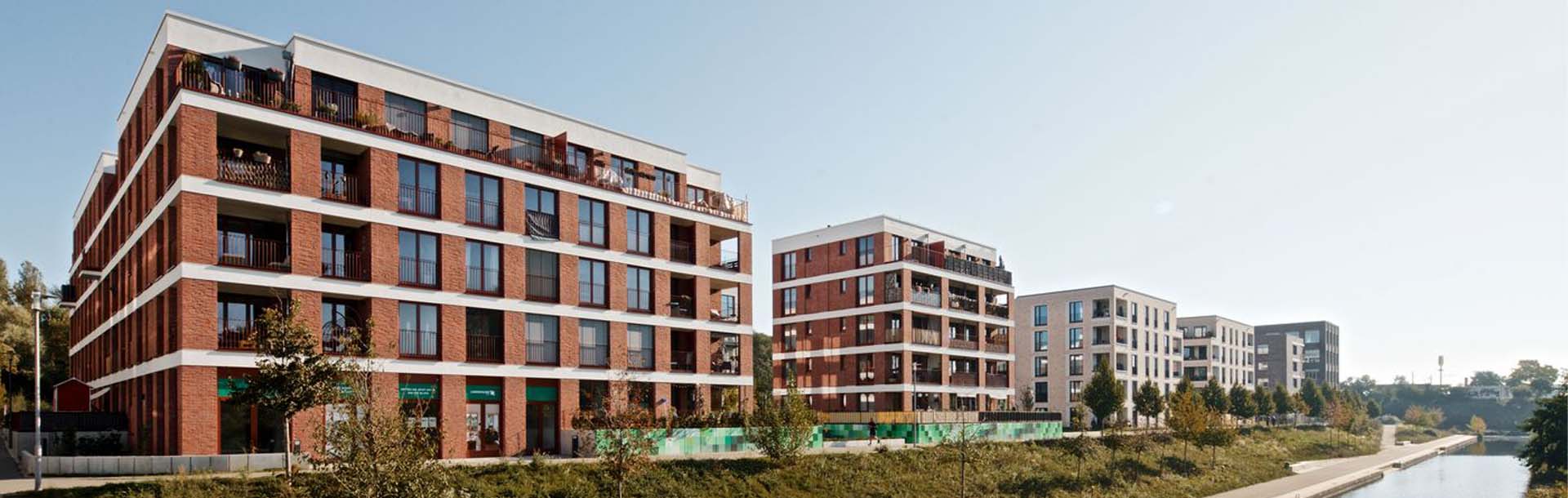 Praxisgebäude aus roten ziegelsteinen direkt am leipziger Hafen