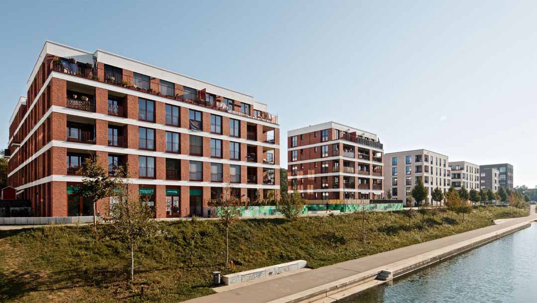 Praxisgebäude aus roten ziegelsteinen direkt am leipziger Hafen